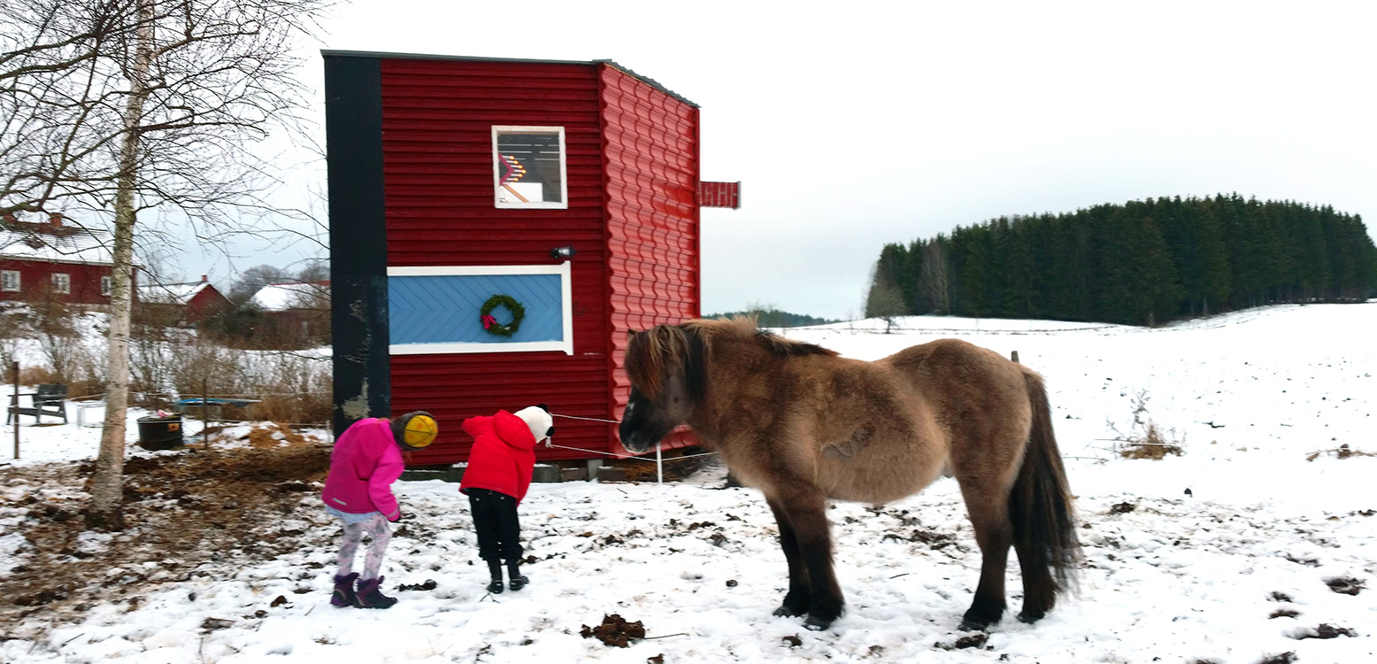 Fotografi på Idefarmens sneda hus.